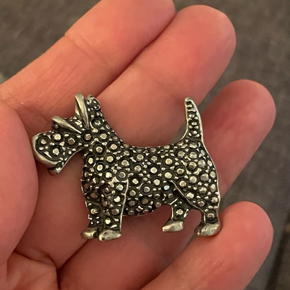 Gorgeous Scotty dog pin brooch stamped Seagull and artist stamped - Picture 2 of 4